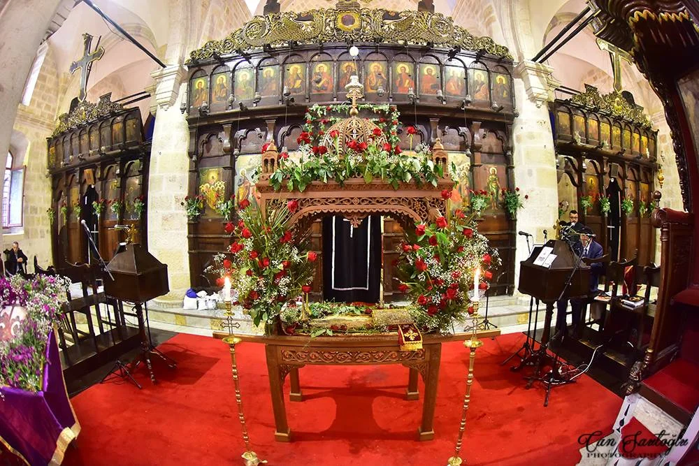 Ortadoks Kilisesi İç Mekanı - Ahşap detaylar ve dini ikonalarla dolu! Ayrıntılı ahşap masa, çiçekler, mumlar ve dini ikonalar ile süslenmiş sıcak bir kilise iç alanı.