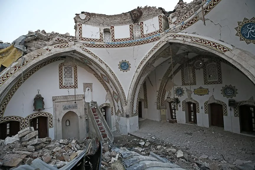 Ortadoks Kilisesi'nin Tarihî Güzellikleri - Osmanlı'nın İzleri Yıkılmış tavan ve duvarlarla Osmanlı süslemesi görünümdeki cami iç mekanı.