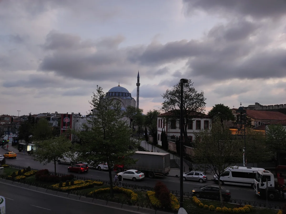 Şehir Manzarasında Ortodoks Kilisesi ve Cami - Kültürel Zenginlikler! Şehir manzarasında bir cami, çeşitli yapılar ve yeşil alanlar yer alıyor.