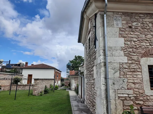 Tarihi ortodoks kilisesi, yeşil alan ve su kulesi ile çevrili