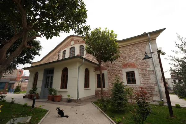 Tarihi bir ortodoks kilisesi, yeşil alan ve modern yapılarla çevrili.