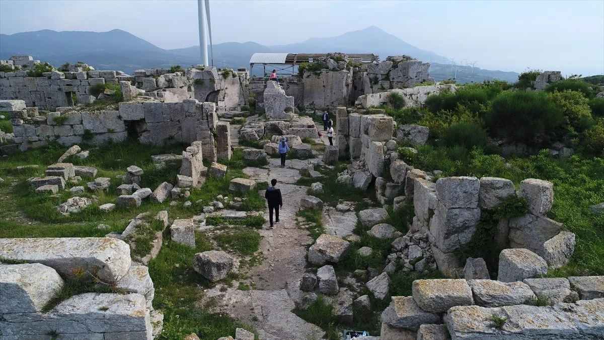 Doğanın İçinde Antik Kalıntılar: St. Simon Manastırı! Yeşil bitki örtüsüyle çevrili antik kalıntılar ve ziyaretçiler