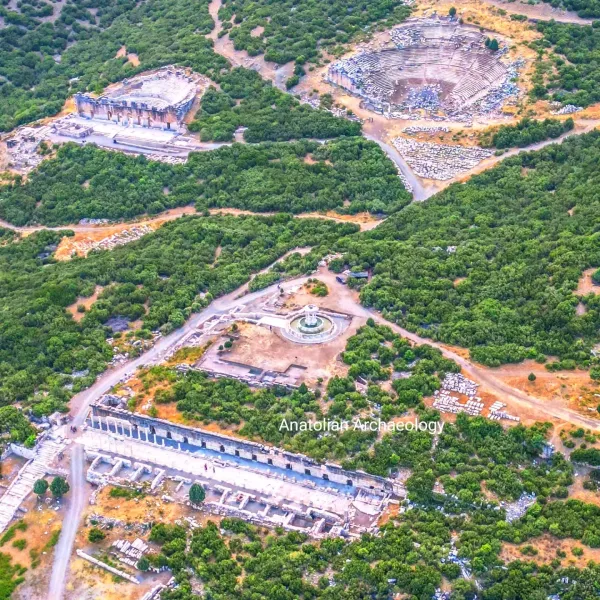 Yeşil bitki örtüsü içinde yer alan Kibyra Antik Kenti kalıntıları ve tiyatro yapısı