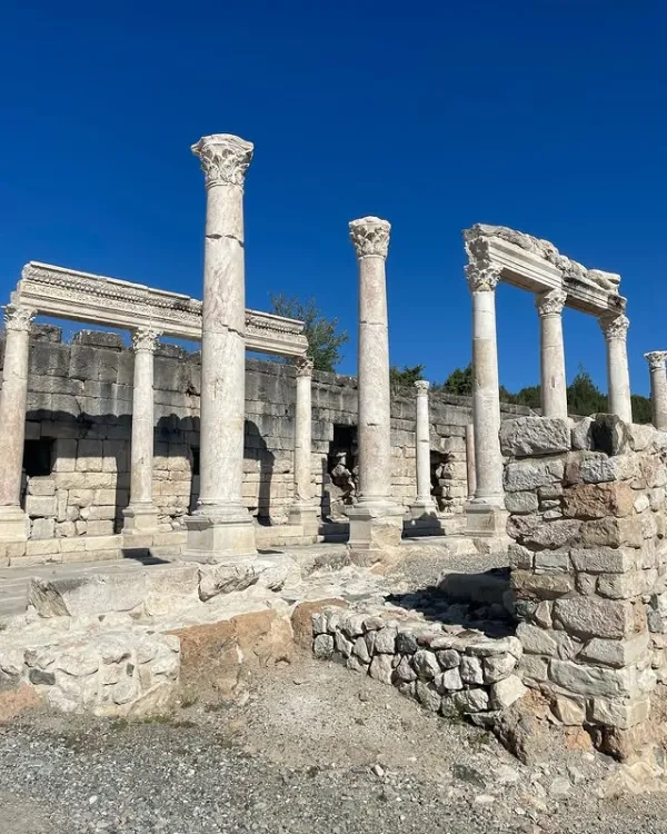 Yüksek sütunlar ve taş döşemelerle dolu antik kent kalıntıları
