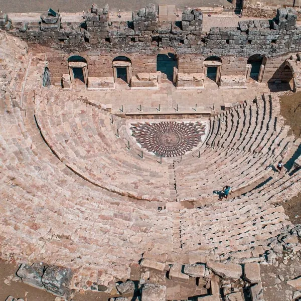 Antik tiyatro, geniş oturma alanı ve mozaik deseni ile dikkat çekiyor.