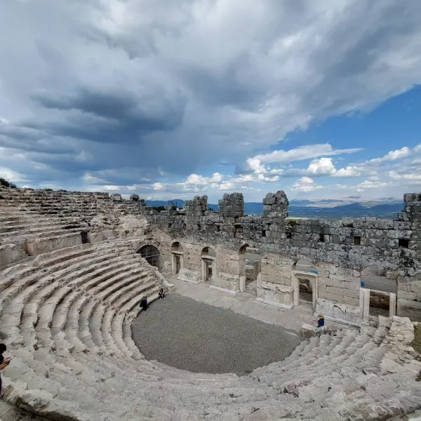 Kibyra antik kentinde, merdiven şeklinde oturma alanları ve antik tiyatro manzarası