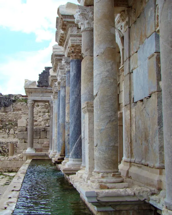 Antik Sagalassos'ta sütunlar ve su kanalı ile tarihi yapılar