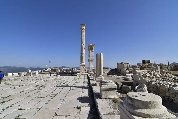 Sagalassos Antik Kenti'nde sütunlar ve dağlık manzara