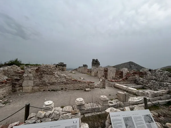 Sagalassos antik kentinin harabe taş yapı kalıntıları ve bilgilendirici tabela.