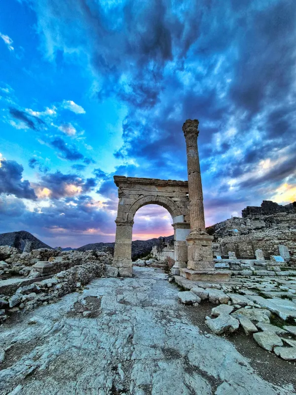 Sagalassos Antik Kenti'nde büyük yuvarlak kemer ve sütunlar dikkat çekiyor.