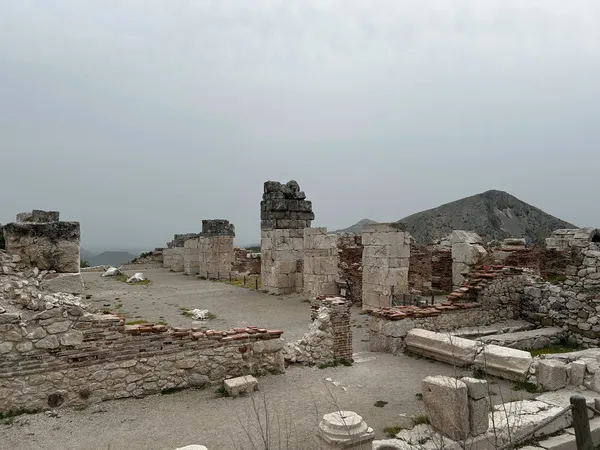 Taş sütunlar ve duvar parçalarıyla dolu antik kalıntı alanı.