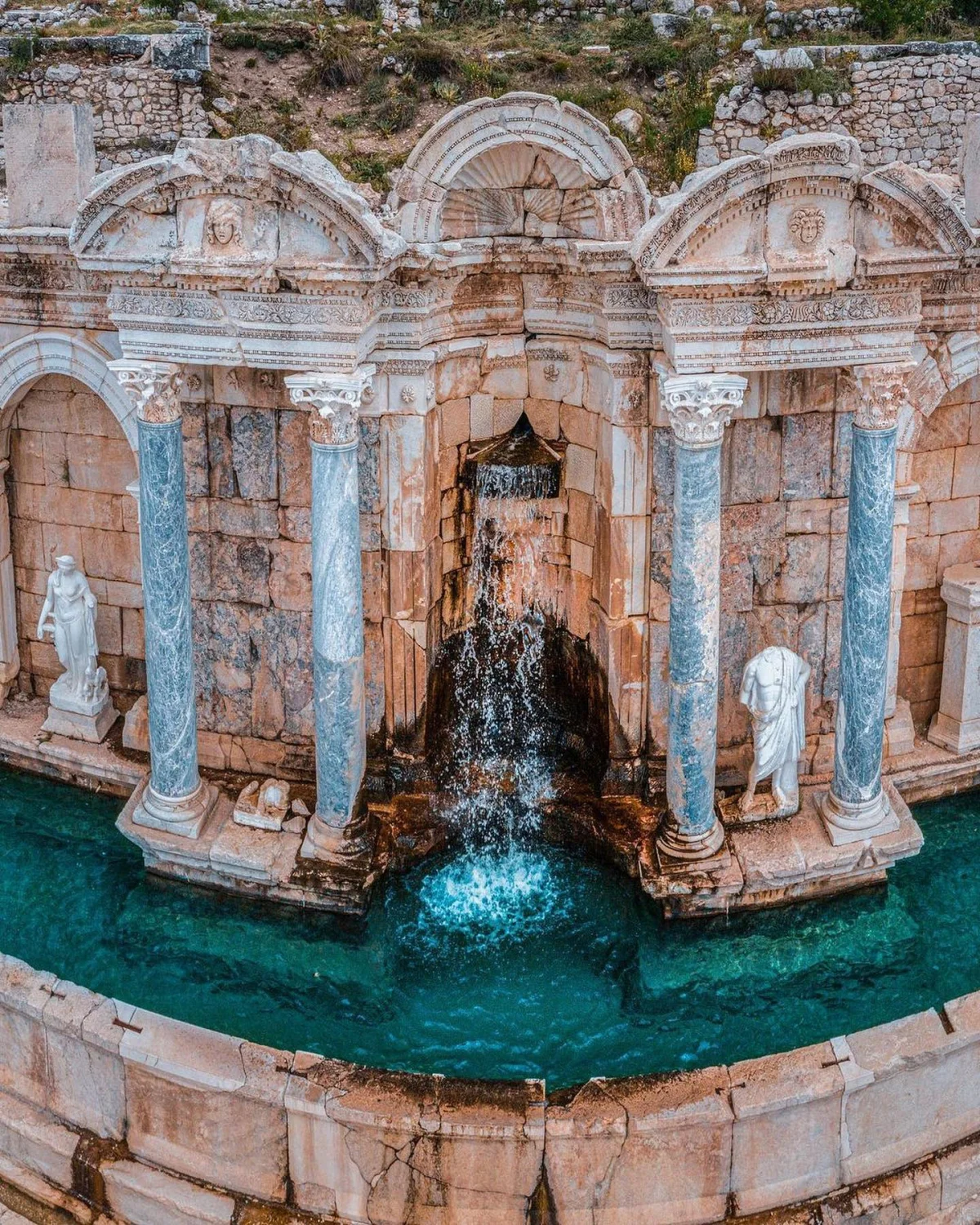 Sagalassos'un Su Kaynağı: Heykeller ve Sütunların Dansı! Antik yapı içinde yuvarlak sütunlar ve zarif heykellerin bulunduğu su kaynağı
