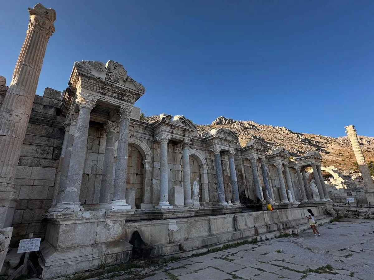 Büyüleyici Kalıntılar - Roma Döneminin İzleri Sagalassos'ta Uzun sütunlarla desteklenen antik yapı kalıntısı ve dağlık arka plan