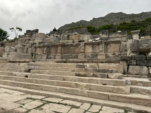 Sagalassos Antik Kenti'nde taş basamaklar ve sütunlar