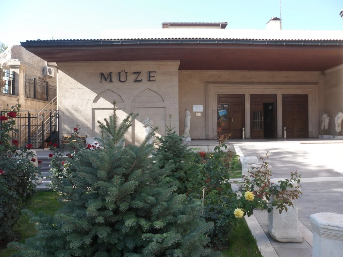 Mimari Büyü: Burdur Arkeoloji Müzesi'nin Taş Cephesi ve Bahçesi Burdur Arkeoloji Müzesi'nin açık renkli taş cephesi ve bahçesi.