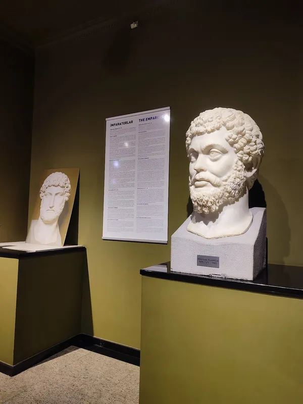 Burdur Arkeoloji Müzesi'nde beyaz mermer büstler ve bilgi panelleri