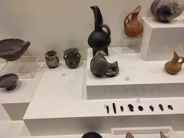 Burdur Arkeoloji Müzesi'nde sergilenen çeşitli tarihi seramikler ve taş aletler.