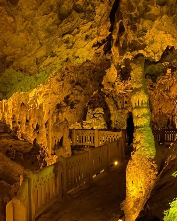 İnsuyu Mağarası'nın iç kısmında aydınlatılmış taş oluşumları ve yürüyüş yolu