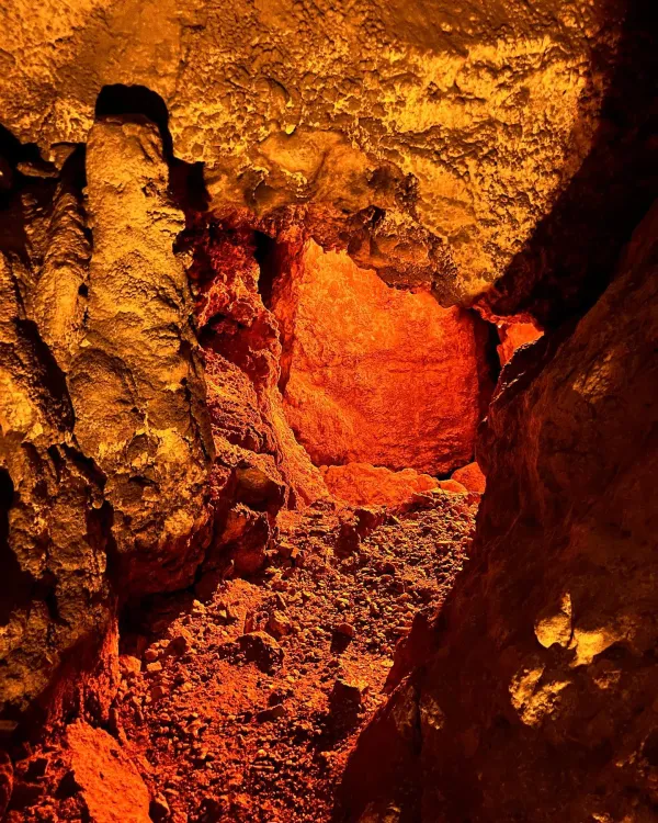 Sarı ve turuncu tonların hakim olduğu bir mağara içi görüntüsü.