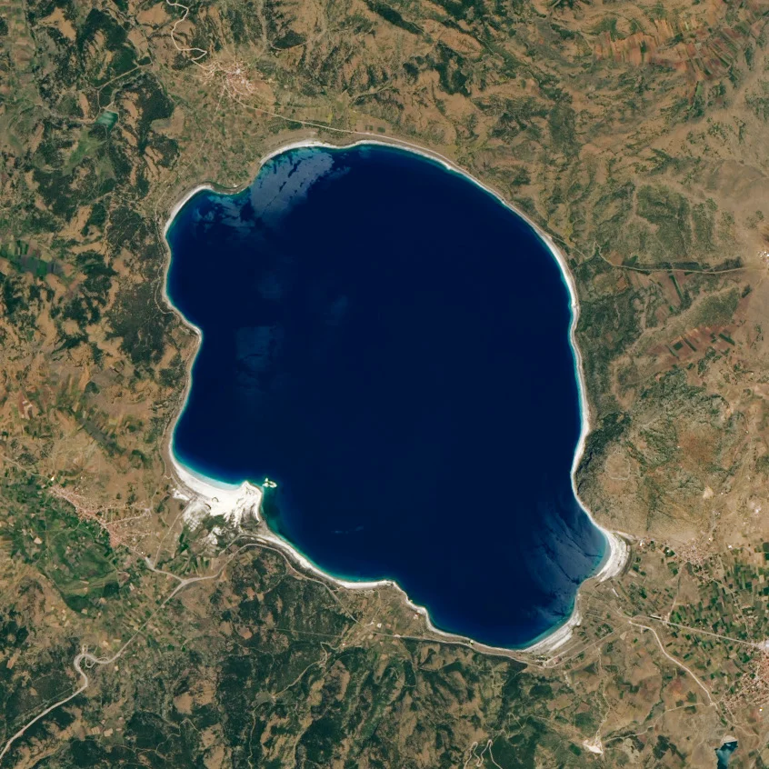Doğanın Mavi Cenneti - Derin Mavi Su ve Beyaz Kumlar Derin mavi suya sahip Salda Gölü, beyaz kumlu plajlarla çevrili doğal bir manzara sunuyor.