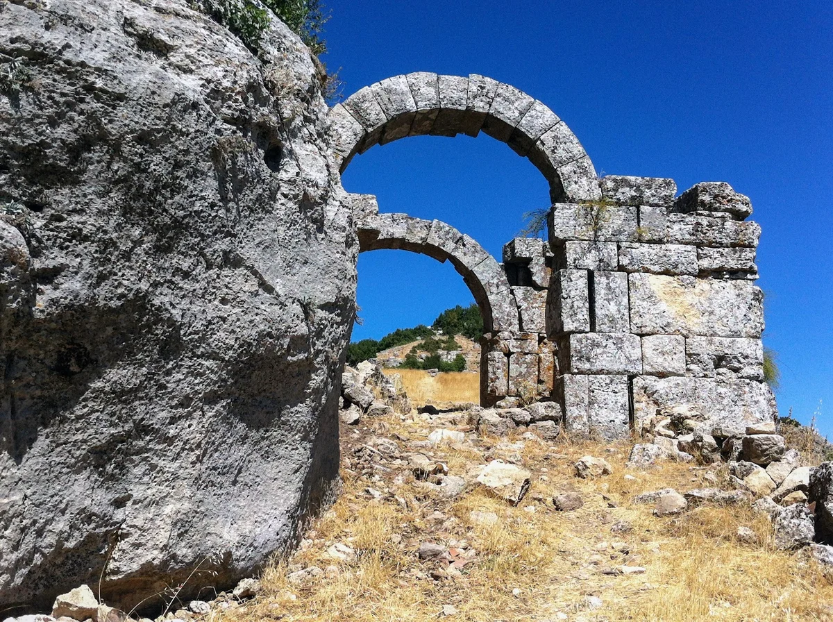 Tarihin Kalıntıları - Büyük Taş Kemerler ve Doğal Manzara Antik yapının kalıntıları, büyük taş kemerler ve doğal manzara