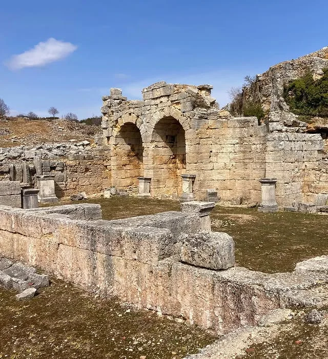 Kremna Antik Kenti'nin İzleri - Tarih ve Doğa Buluşması Kremna antik kentindeki silindirik kemerler ve sütunlar, yeşil doğa ile çevrili