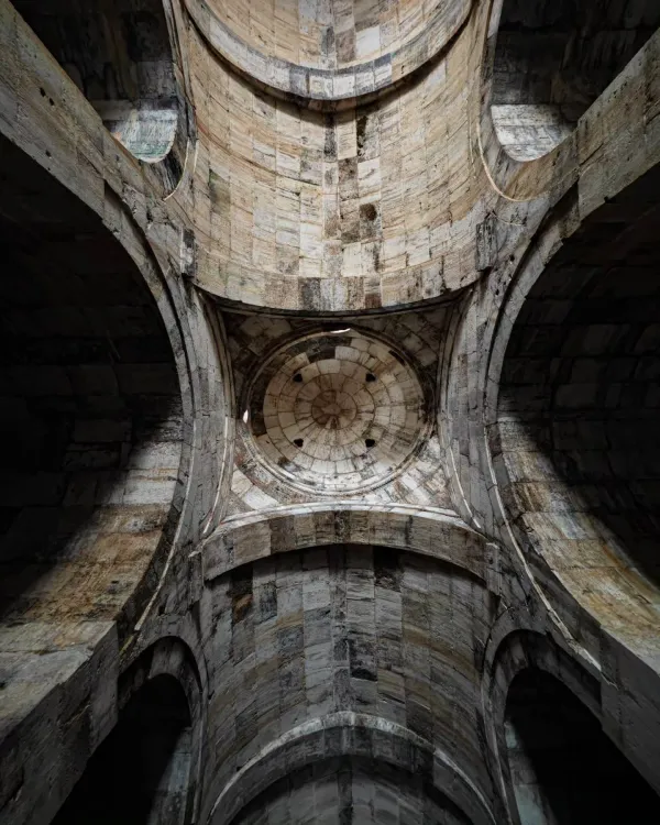 Büyük yapının iç mekanında eğimli kirişler ve geniş kubbeler dikkat çekiyor.