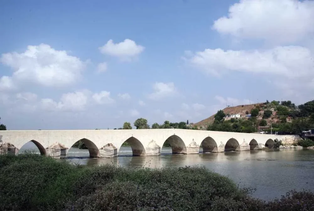 Misis köprüsü, tarihi bir yapı ve doğal manzarasıyla dikkat çekiyor.