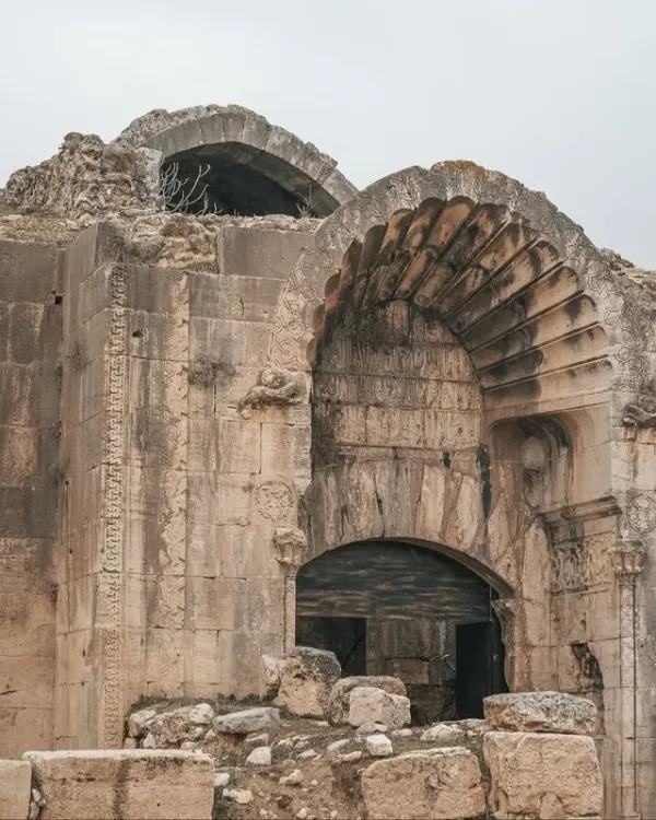 Yüksek ve geniş kemer yapısı ile tarihi bir yapının kalıntıları