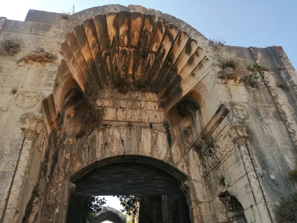 Tarihi kapı, kemerli yapısı ve detaylı taş oymalarıyla dikkat çekiyor.