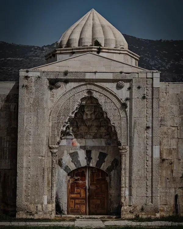 Tarihi Susuz Han'ın ön cephesi, dekoratif taş işçiliği ve kubbesiyle dikkat çekiyor.