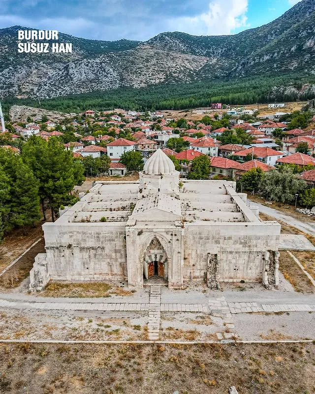 Burdur'un Susuz Han'ı - Havadan Büyüleyici Bir Manzara! Burdur'da yer alan Susuz Han'ın havadan görünümü, çevresindeki köy evleri ve dağlarla birlikte.