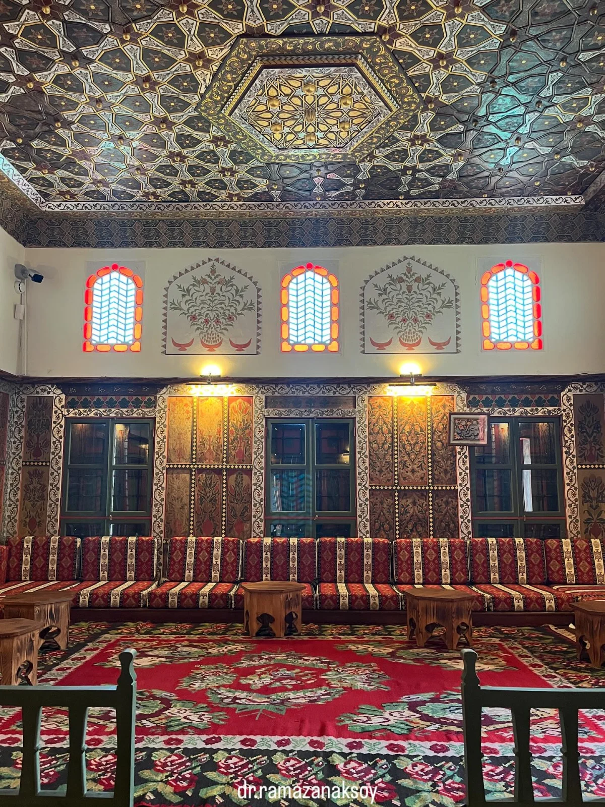 Geleneksel Türk Odası - Ahşap Masalar ve Süslü Tavan! Geleneksel Türk odasında süslü tavan ve ahşap masalar yer alıyor.