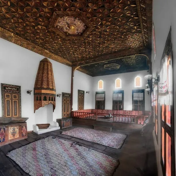 Geniş iç mekan, altın renkli tavan desenleri ve Türk dekorasyonu ile bezeli.