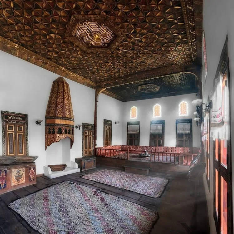 Geleneksel İç Mekân - Altın Tavan Desenleri ve Türk Dekoru! Geniş iç mekan, altın renkli tavan desenleri ve Türk dekorasyonu ile bezeli.
