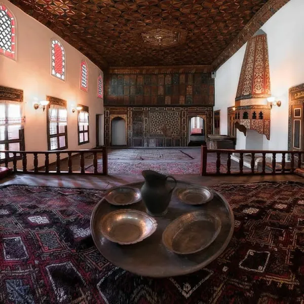 Zengin ahşap işçiliği ve vitraylarla bezeli geleneksel iç mekan