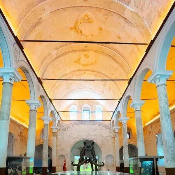 Geniş iç mekanda tarihi tavan, büyük heykel ve doğal ışık