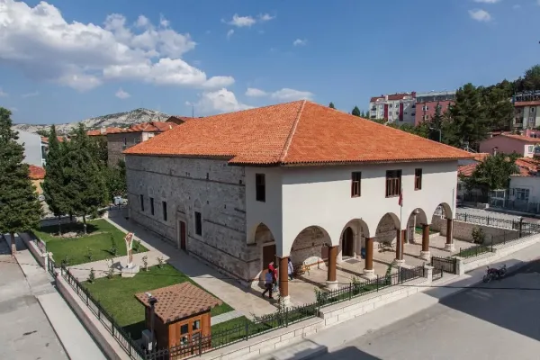 Geleneksel mimariyle inşa edilmiş doğa tarihi müzesinin dış cephesi