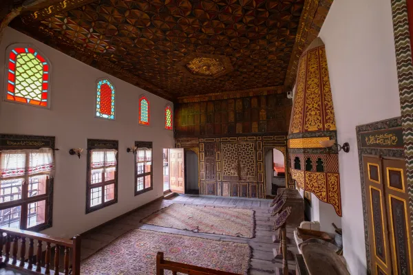 Yüksek tavanlı, geleneksel motiflerle süslenmiş taş oda konağı iç mekanı