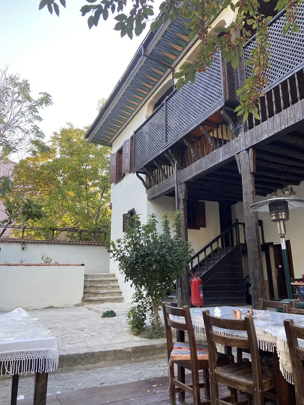 Ahşap mimarisiyle yapılmış taş oda konağı, geniş balkon ve doğal bahçe.