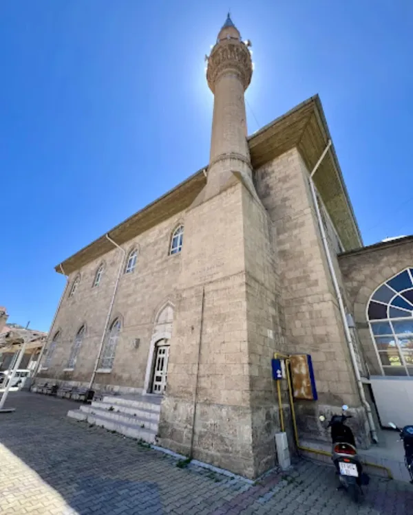 Tarihi Ulu Cami, açık taş yapısı ve etkileyici minaresiyle gün ışığında görünüyor.
