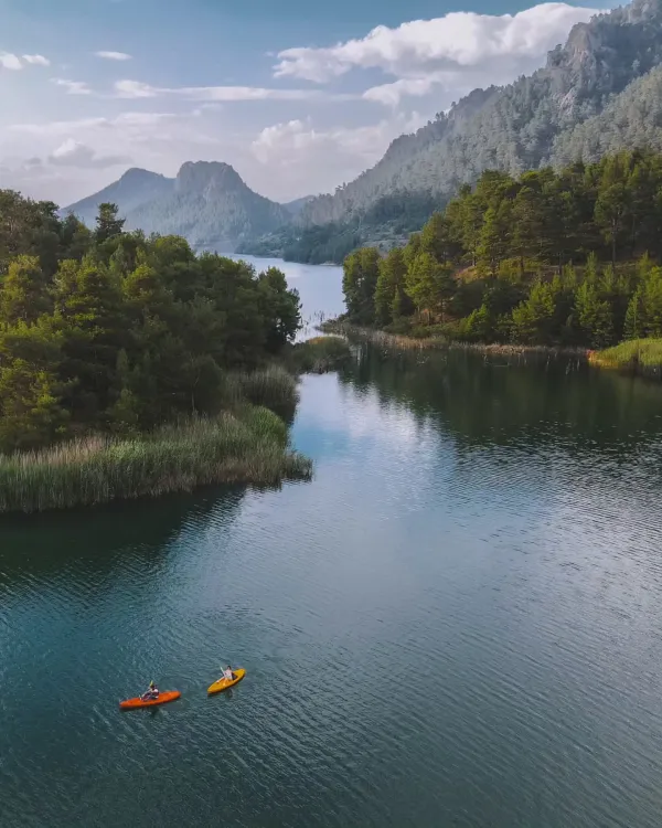 Karacaören Barajı'nda kayakçılar ve yeşil dağ manzarası