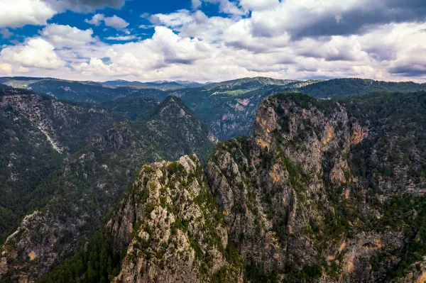 Yüksek dağ sıraları ve derin vadilerin yer aldığı doğal manzara