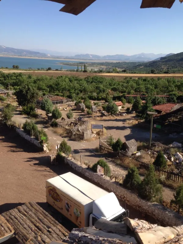 Geniş doğal alan, göl ve dağlar, ahşap yapılar ve ağaçlarla çevrili