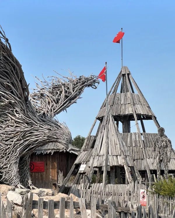 Eğlenceli doğal yapılar, tahta kurt ve ejderha silueti ile Türk bayrakları gökyüzünde dalgalanıyor.