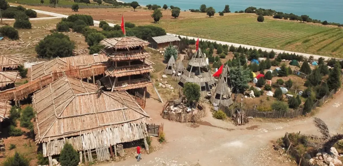 Doğal Manzarada Huzur - Geleneksel Ahşap Yapılar ve Türk Bayrakları! Doğal manzarada geleneksel ahşap yapılar ve Türk bayrakları