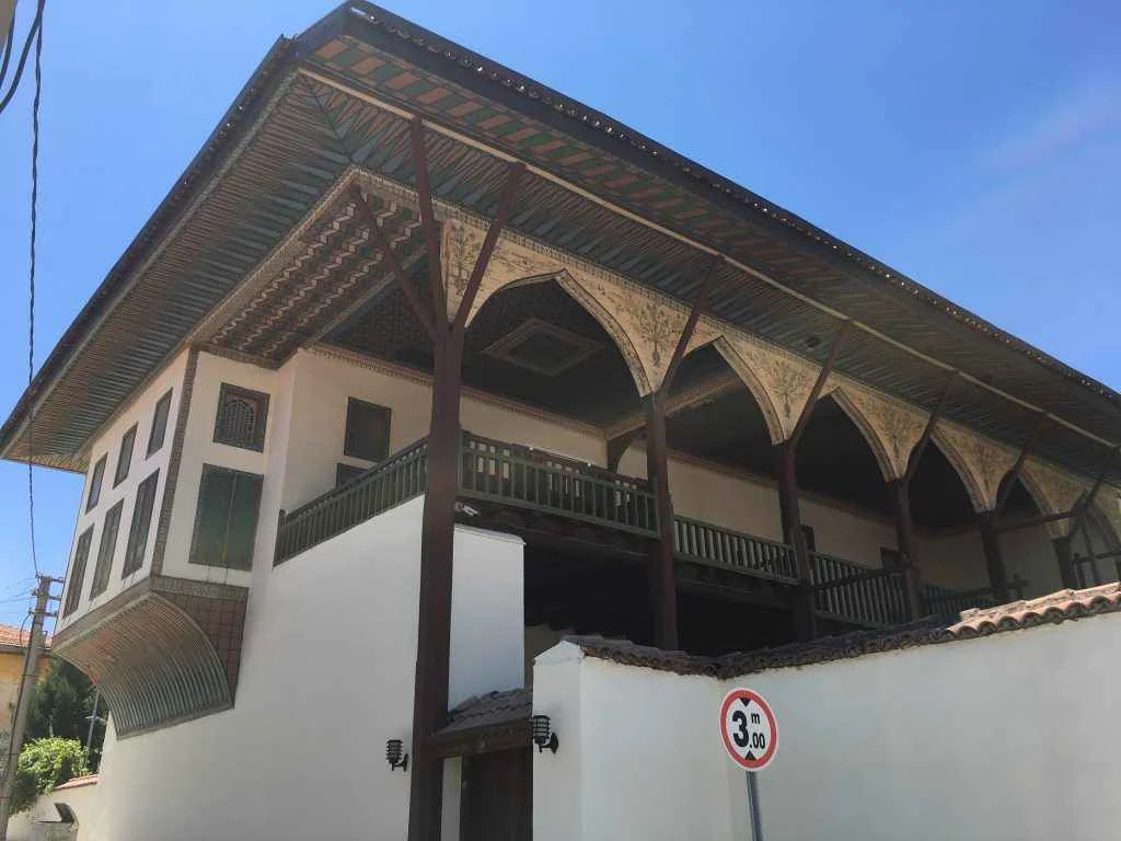 Mısırlılar Evi - Geleneksel Mimari Detaylar? Sanat Tarihi ve Kültürel Mirasın İzinde! Geleneksel mimaride beyaz dış cepheli, dekoratif balkonlu bina