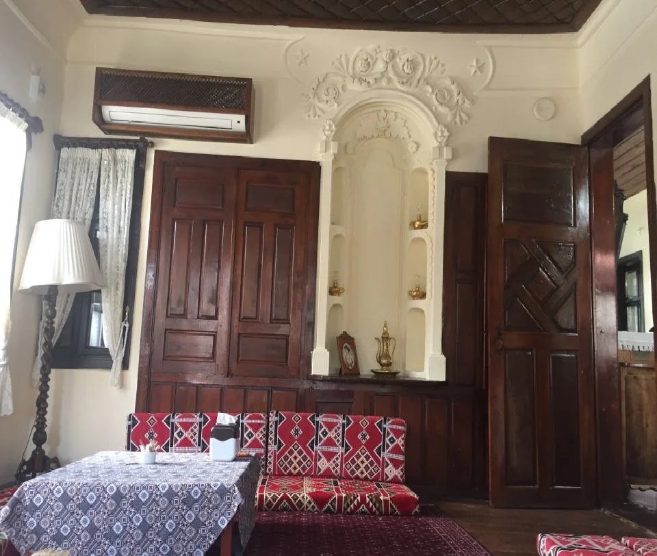 Mısırlılar Evi - Geleneksel Oturma Alanı: Burdur'un Sivil Mimarisi Üzerine Bir Keşif! Açık renk duvarlar ve koyu ahşap kapılarla sıcak bir oturma alanı