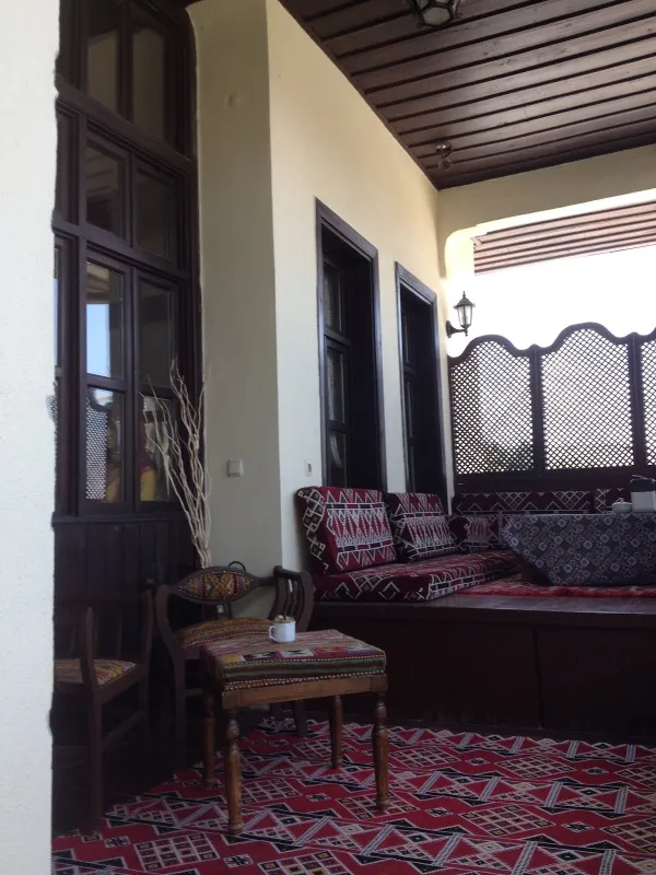 Geleneksel bir oturum alanı, geniş kanepe ve doğal ışıkla aydınlatılmış.