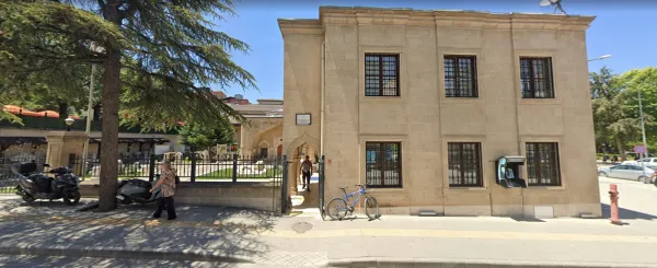 Klasik mimariye sahip Pirkulzade Kütüphanesi, yeşil ağaçlarla çevrili bir avluya açılıyor.